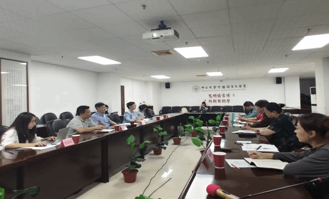 会议室里的人们描述已自动生成