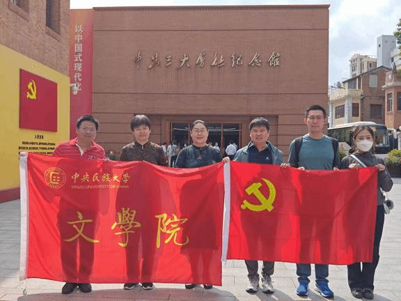 一群人站在一起描述已自动生成