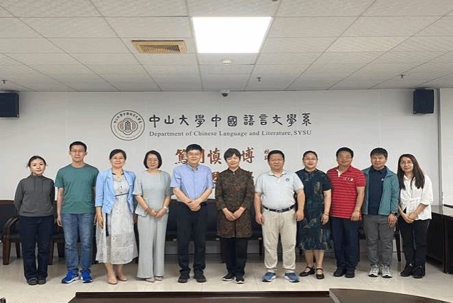 一群人站在室内合影描述已自动生成